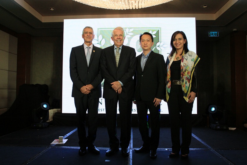 Mr. Don Pusateri, Dr. Sam Rehnborg, President of the Nutrilite Health Institute, Mr. Leo Boon Wang, General Manager of Amway Vietnam and Philippines, and Ms. Leni Olmedo, Amway Philippines’ Country Manager