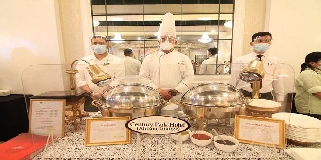 Executive-Sous-Chef-Huey-Marcial-center-stands-proud-at-the-Century-Park-Hotel-booth-during-the-Media-Grand-Launch-at-the-Manila-Hotel