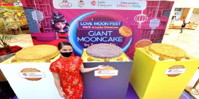 Giant-Mooncake-Display