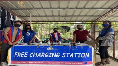 Globe employees on-ground in Palawan setting up the day's Libreng Tawag at Libreng Charging station