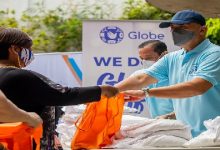 Globe Chief Executive Officer Ernest Cu distributes goods to beneficiaies in Mandaluyong alongside partners from Ayala Corporation's #BrigadangAyalaKaakay_1