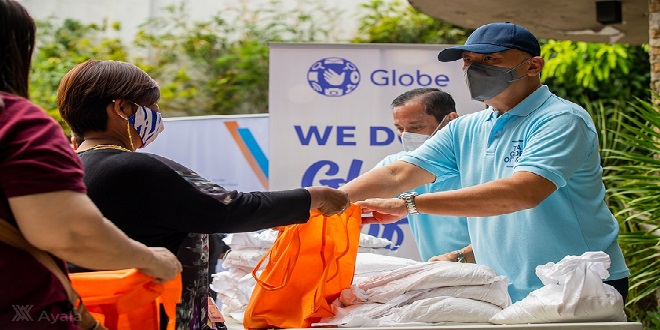 Globe Chief Executive Officer Ernest Cu distributes goods to beneficiaies in Mandaluyong alongside partners from Ayala Corporation's #BrigadangAyalaKaakay_1