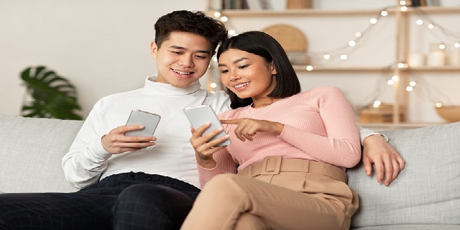 Korean,Spouses,Using,Mobile,Phones,Browsing,Internet,And,Recommending,Apps