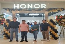 HONOR Philippines National Sales Officer Jett Hermosura and Regional Retail Manager Jen Rayala with Power Premium Area Supervisor Kiwi Billy Arce and Sales and Retail Operation Consultant Matt Basilan