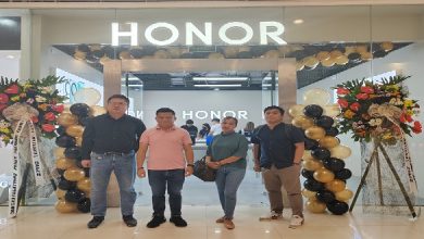 HONOR Philippines National Sales Officer Jett Hermosura and Regional Retail Manager Jen Rayala with Power Premium Area Supervisor Kiwi Billy Arce and Sales and Retail Operation Consultant Matt Basilan
