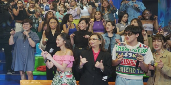 ABS-CBN and GMA executives on It's Showtime (1)