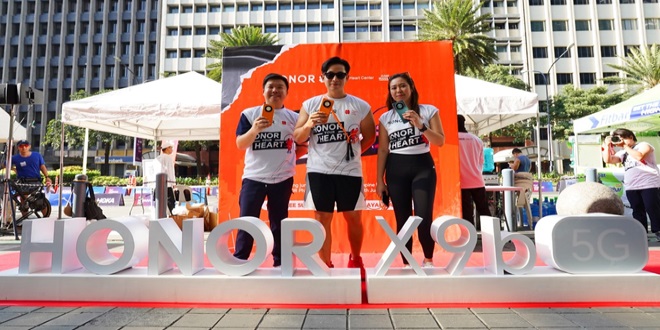 L2R HONOR PR Manager Pao Oga, Jump Manila Founder Erwin Ng, and HONOR Brand Marketing Manager Joepy Libo-on