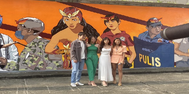 Darna stars Joshua Garcia, Janella Salvador, and Jane De Leon with Darna mural artist Anina Rubio (2)