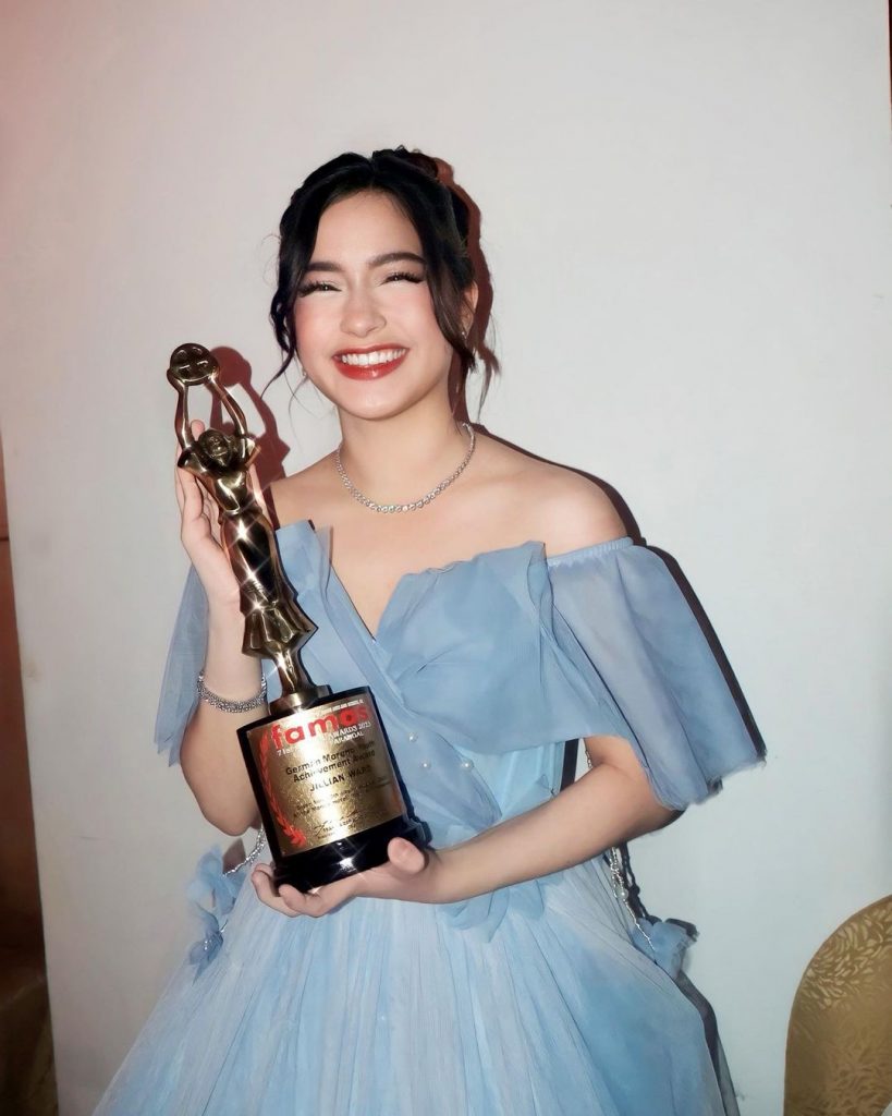 Jillian Ward with the trophy of Star of the New Generation 