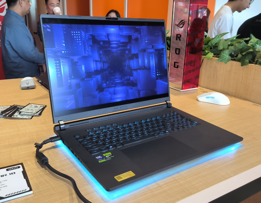 ASUS ROG STRIX SCAR 18