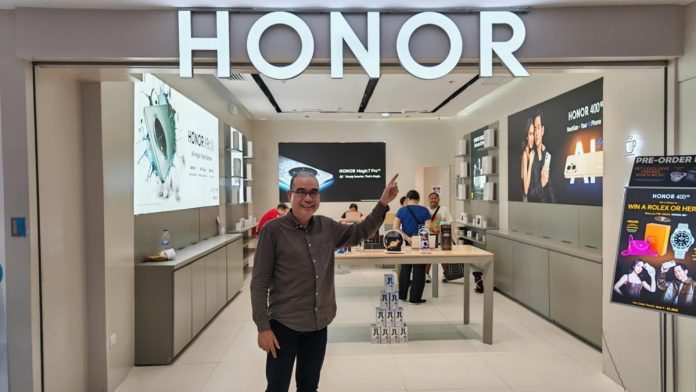 Main KV_Tech Expert Art Samaniego Lines Up Early, 90th out of 400 to Pre-Order HONOR 400 5G in SM City Sta. Rosa Main KV_Tech Expert Art Samaniego Lines Up Early, 90th out of 400 to Pre-Order HONOR 400 5G in SM City Sta. Rosa