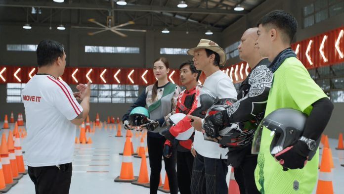 PHOTO_RELEASE_Kuya_Kim_Takes_On_MOVE_IT’s_Rider_Onboarding,_Proves 3 PHOTO_RELEASE_Kuya_Kim_Takes_On_MOVE_IT’s_Rider_Onboarding