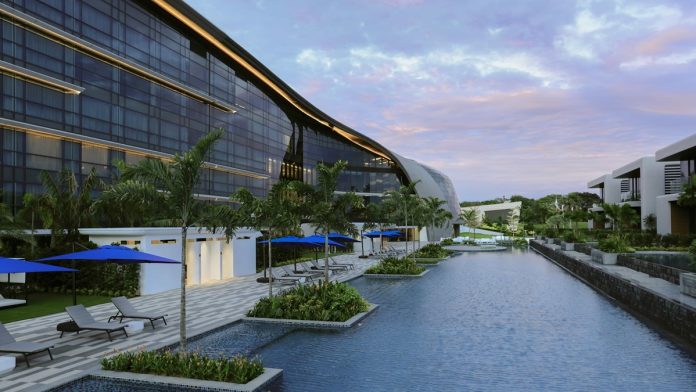 dusit-thani-laguna-singapore-exterior-pool